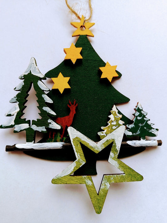 Christbaum mit Reh im Winterwald