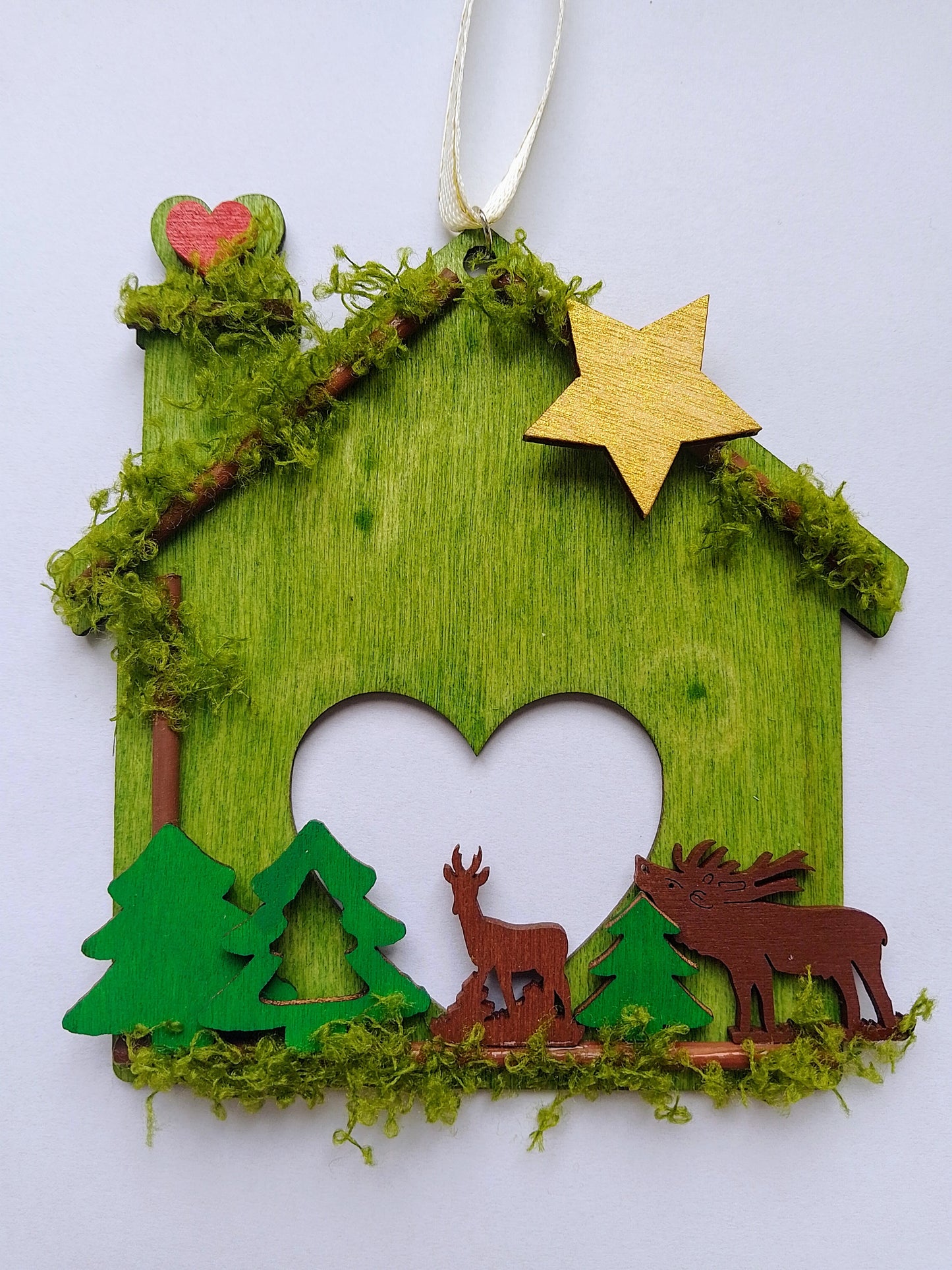 Holzhaus mit Waldmotiv