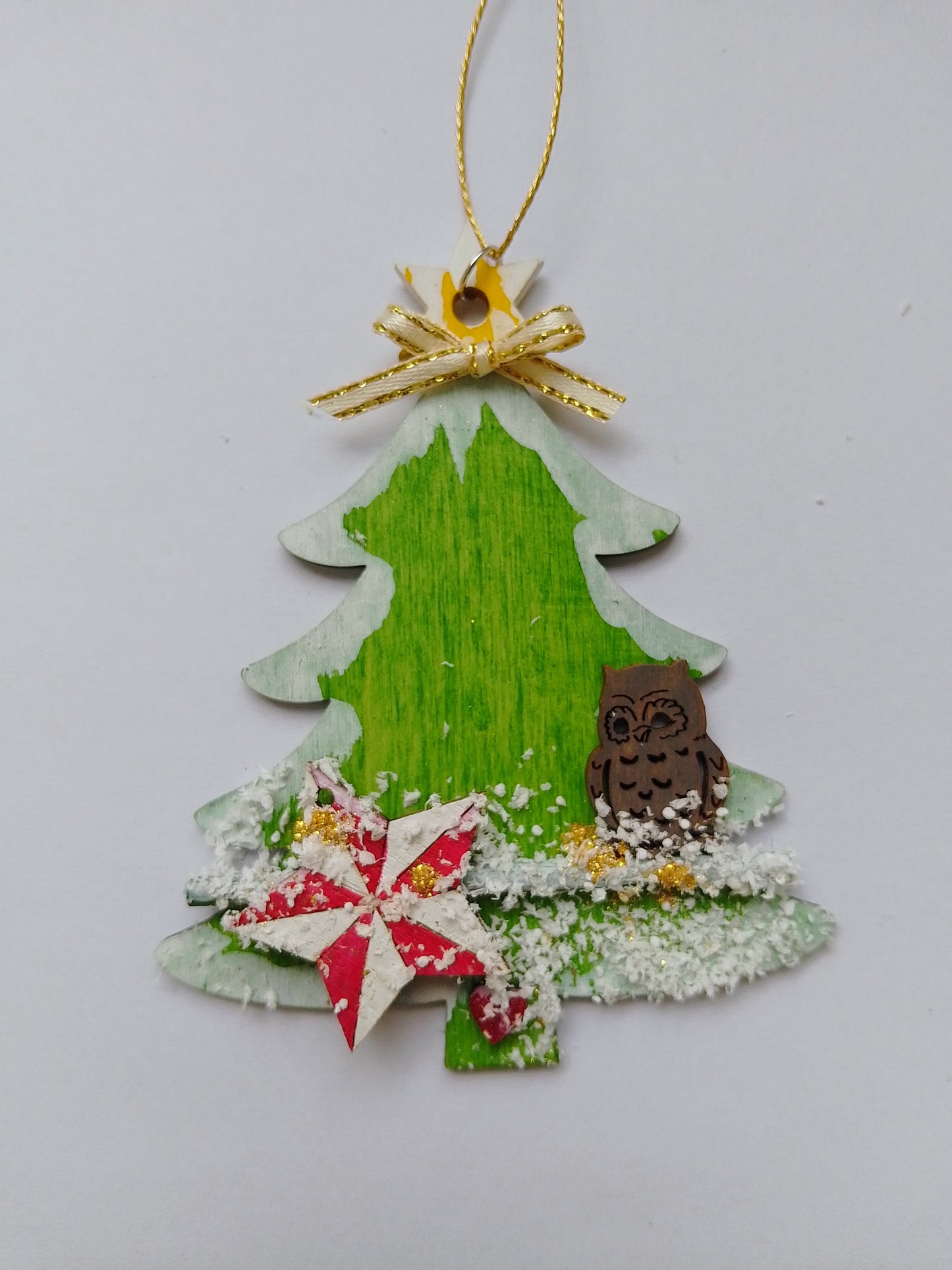 Verschneiter Christbaum