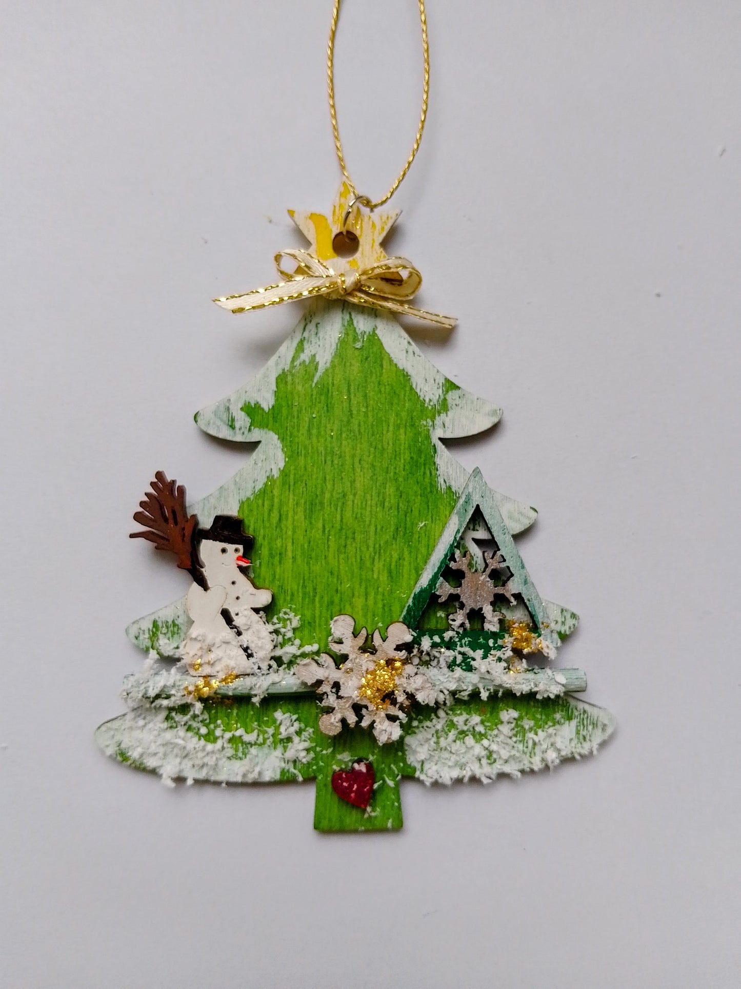 Verschneiter Christbaum