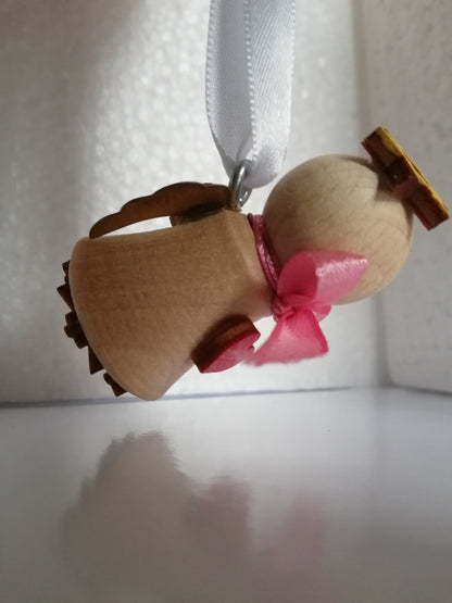 Schwebender Engel aus Natur Holz mit verschiedenen Schleifenfarben