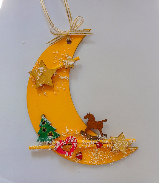 Halbmond mit Weihnachtsmotiven und Schnee