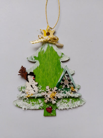 Verschneiter Christbaum